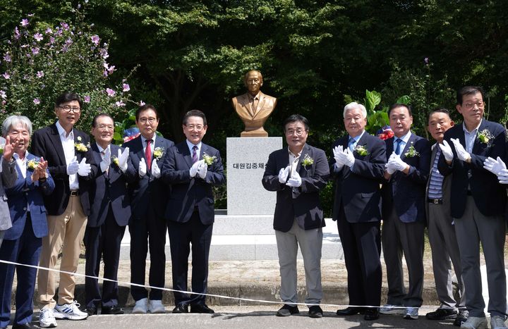 [보성=뉴시스] 변재훈 기자 = 대원 김중채(87) 선생의 뜻을 기르는 흉상 제막식이 29일 전남 보성군 문덕면 서재필 기념공원에서 열렸다. (사진=김중채 흉상건립추진위 제공) 2025.08.29. photo@newsis.com *재판매 및 DB 금지