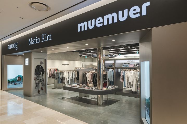 [서울=뉴시스] 롯데백화점은 잠실 롯데월드몰 지하 1층에 국내 최대 규모로 리뉴얼한 패션 편집 매장 '하고하우스(HAGO:HAUS)'를 새롭게 선보였다고 31일 밝혔다.(사진=롯데백화점 제공) *재판매 및 DB 금지