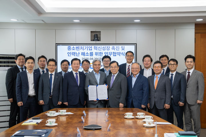 [수원=뉴시스] 경기대가 29일 중소벤처기업진흥공단, 한국생산성본부와 중소기업 맞춤형 인재 양성을 위한 업무협약(MOU)을 체결했다. (사진=경기대 제공) 2025.08.29. photo@newsis.com *재판매 및 DB 금지