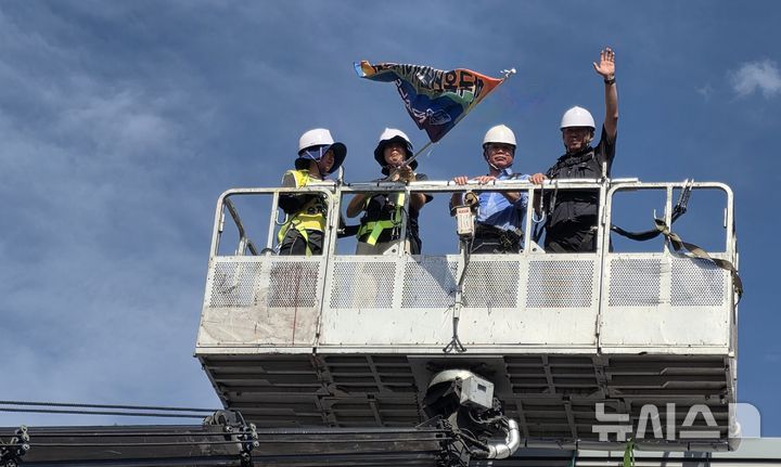 [구미=뉴시스] 박홍식 기자 = 고용승계를 요구하며 600일간 고공농성을 이어 온 박정혜(41) 한국옵티칼하이테크 수석부지회장이 29일 오후 경북 구미시 한국옵티칼 공장 옥상에서 농성을 마치고 크레인을 타고 땅으로 내려오고 있다. 2025.08.29 phs6431@newsis.com