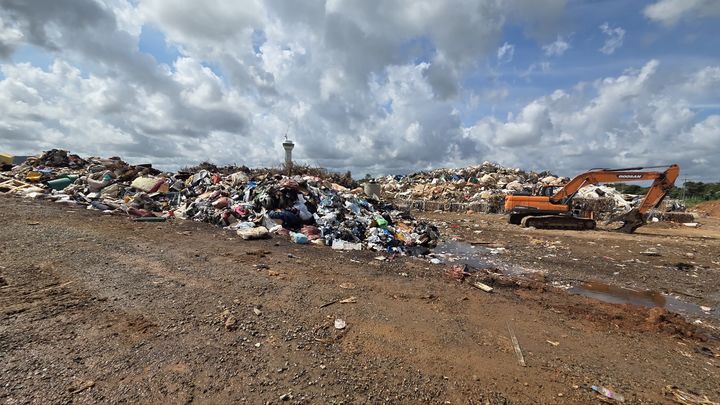 [서산=뉴시스] 29일 오후 1시15분께 충남 서산시 양대동 환경종합타운 쓰레기 매립장에서 불이 나 51분 만에 진압됐다. (사진=독자 제공) 2025.08.29. photo@newsis.com *재판매 및 DB 금지
