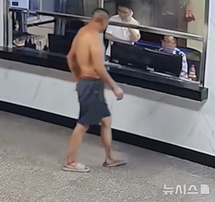 [뉴시스] 중국인 남성이 술에 취한 채 파출소를 찾아 경찰에게 도움을 요청하는 모습.(사진=인민일보) 