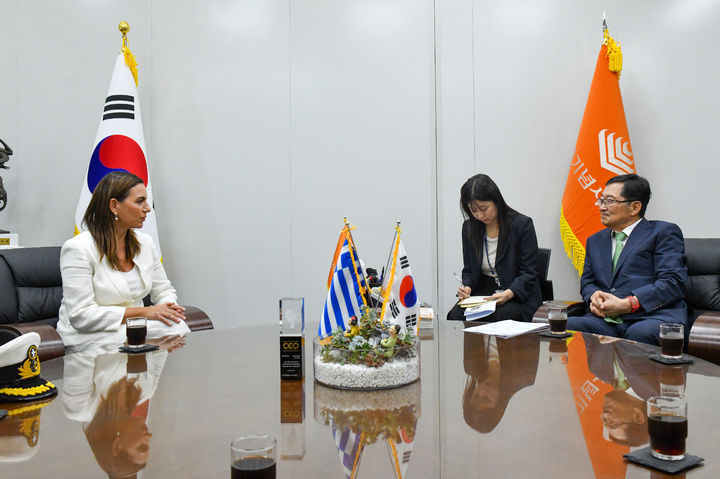 [서울=뉴시스] 올가 케팔로얀니 그리스 관광부 장관(왼쪽)과 백승주 전쟁기념사업회장(오른쪽)이 환담을 나누고 있다. (사진=전쟁기념사업회 제공) 2025.08.29. photo@newsis.com *재판매 및 DB 금지