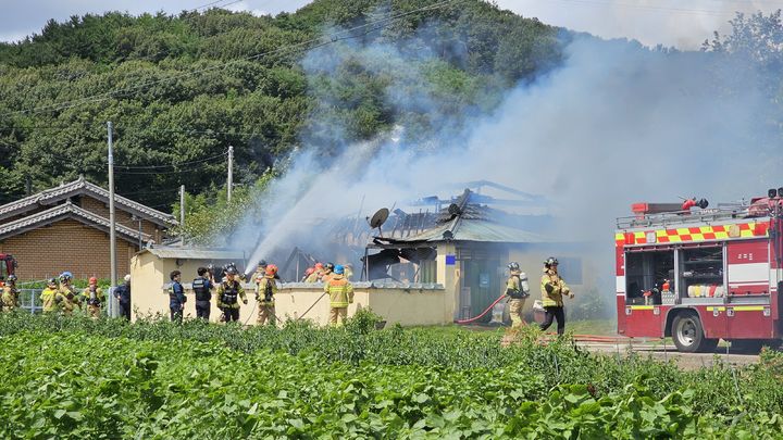 [서산=뉴시스] 29일 오전 11시18분께 충남 서산시 온석동의 한 단독주택에서 불이 나 현장에 출동한 소방대원들이 진화에 나서고 있다. (사진=독자 제공) 2025.08.29 photo@newsis.com *재판매 및 DB 금지