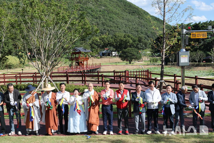 [포항=뉴시스] 송종욱 기자 = 경북 포항시는 29일 북구 송라면 중산리 일원에서 '내연산 보경사 시립공원 자연학습장'을 개장했다. 사진은 시립공원 자연학습장 개장식에서 참석자들이 기념 촬영하는 모습. (사진=포항시 제공) 2025.08.29. photo@newsis.com