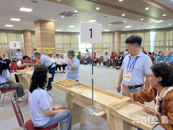 [포항=뉴시스] 송종욱 기자 = 경북 포항시는 29일 평생학습원 다목적실에서 ‘제2회 포항시 어르신 슐런 경기대회’를 성황리에 개최했다. 사진은 어르신 슐런 경기대회 모습. (사진=포항시 제공) 2025.08.29. photo@newsis.com