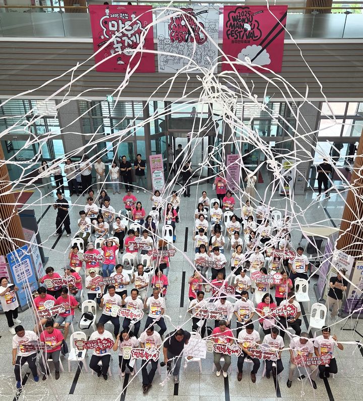 [원주=뉴시스] 이덕화 기자 = 29일 강원 원주시청 로비에서 열린 '2025 원주만두축제' 시민 서포터즈 '만두덕후' 출범식에서 축제의 성공적 개최를 위한 축포가 터지고 있다. 2025.08.29. wonder8768@newsis.com *재판매 및 DB 금지