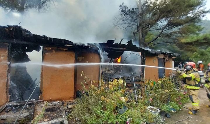 [봉화=뉴시스] 29일 경북 봉화군 소천면 현동리의 한 단독주택에서 화재가 발생해 소방 당국이 진화 중이다. (사진=경북소방본부 제공) 2025.08.29. photo@newsis.com *재판매 및 DB 금지