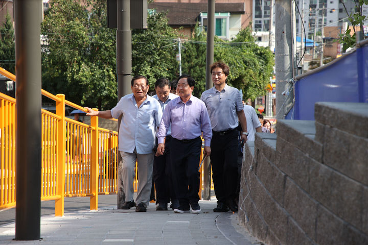 주광덕 남양주시장이 통학로 확장공사가 완료된 퇴계원초등학교를 찾아 현장을 점검하고 있다. (사진=남양주시 제공) photo@newsis.com&nbsp; *재판매 및 DB 금지