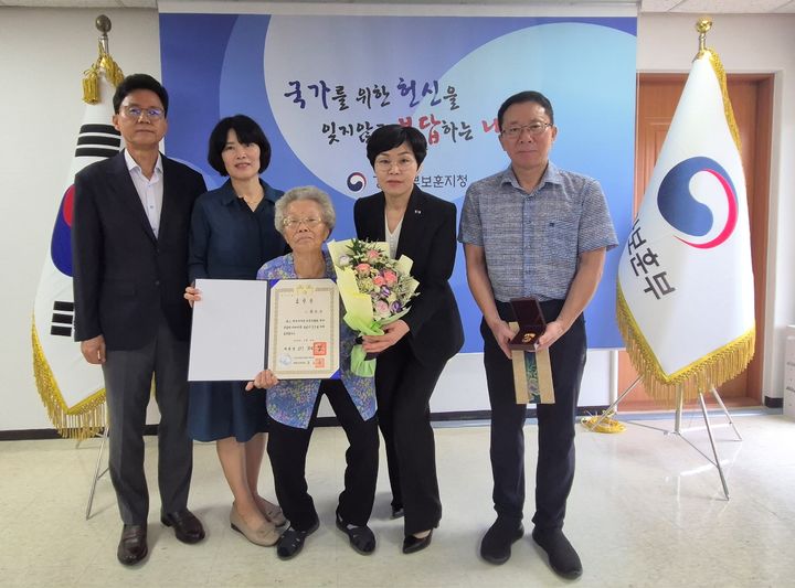 [수원=뉴시스] 대통령표창 전수. (사진=경기남부보훈지청 제공) 2025.08.29. photo@newsis.com *재판매 및 DB 금지