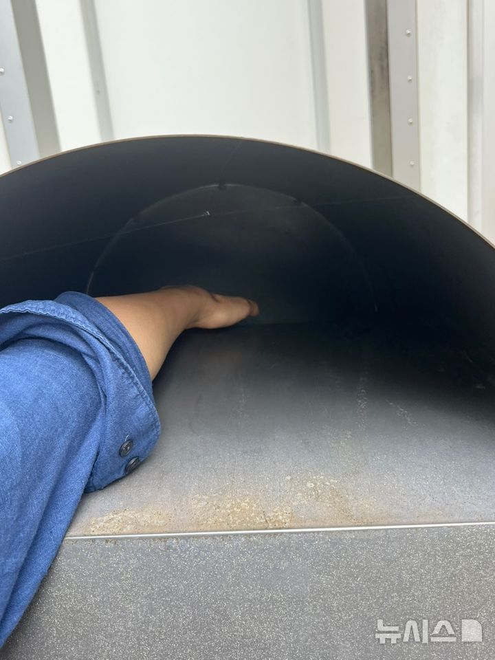 [서울=뉴시스]김중황 인턴기자=29일 오후 서울 송파구 문정동 다세대주택 밀집 지역의 한 의류수거함. 기자가 직접 손을 넣어본 결과, 팔이 수거함 안쪽 깊숙이 들어가 옷가지가 있는 통로까지 쉽게 닿았다.2025.08.29