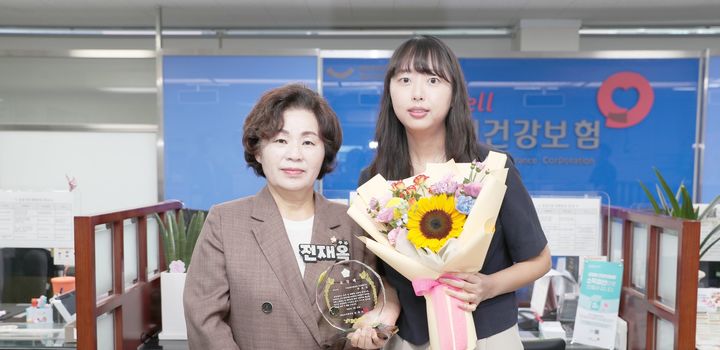 [태안=뉴시스] 박효정(오른쪽) 국민건강보험공단 서산태안지사 태안운영센터 직원이 29일 태안출장소에서 전재옥 태안군의회 의장으로부터 의정발전 유공자 표창패를 받은 후 기념 사진을 찍고 있다. (사진=태안군의회 제공) 2025.08.29 photo@newsis.com *재판매 및 DB 금지