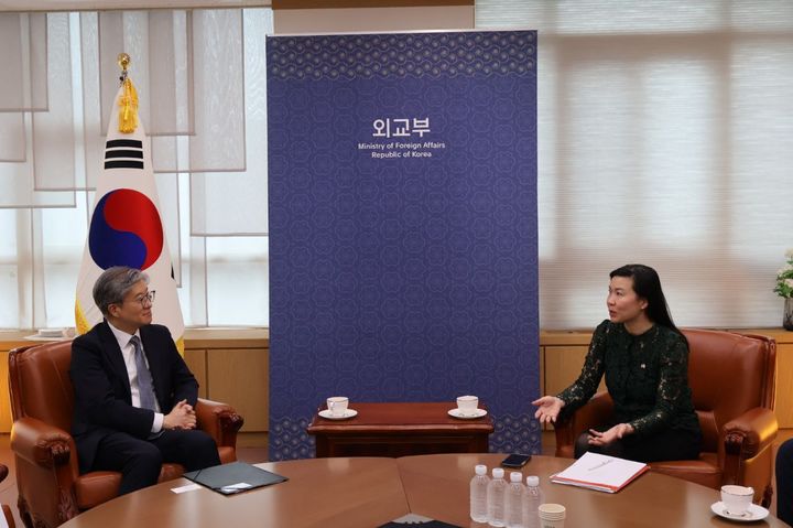 [서울=뉴시스] 김희상 경제외교조정관과 이사벨라 챈 캐나다 천연자원부 수석차관보 면담. (사진=외교부 제공) 2025.08.29 *재판매 및 DB 금지