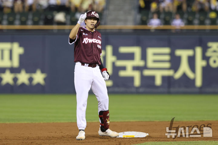 [서울=뉴시스]프로야구 키움 히어로즈의 내야수 오선진이 29일 잠실구장에서 열린 2025 신한 쏠뱅크 KBO리그 LG 트윈스와의 경기에 8번 타자 유격수로 선발 출전해 4회 역전 적시 2루타를 날린 뒤 세레머니하고 있다. (사진=키움 히어로즈 제공) 2025.08.29. photo@newsis.com