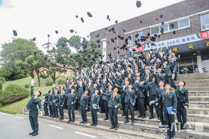 [경기광주=뉴시스] 특전부사관 260기 임관식이 29일 경기 광주시 육군 특수전학교에서 열렸다 (사진=특수전학교 제공) 2025.08.29.photo@newsis.com