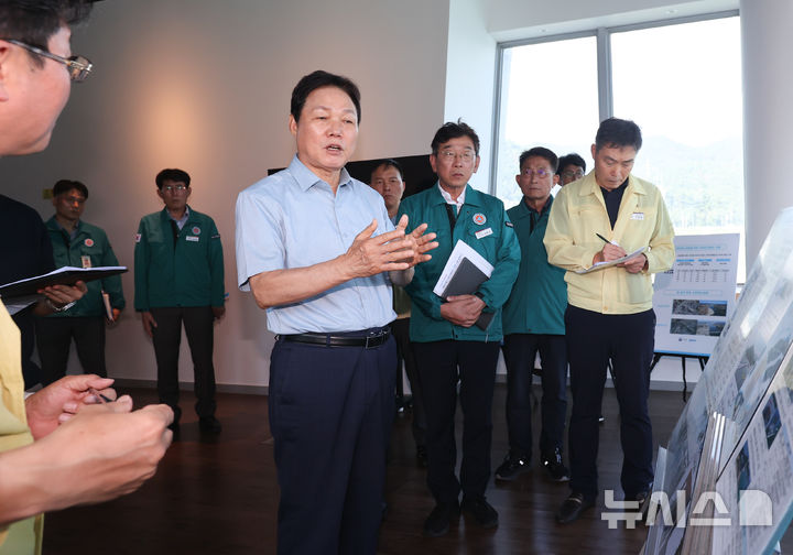 [창녕=뉴시스]낙동강 유역인 물금매리, 칠서 지점에 조류경보 ‘경계’ 단계가 발령된 가운데 박완수 경남도지사가 29일 창녕함안보를 찾아 녹조 대응 상황을 점검하고 있다.(사진=경남도 제공) 2025.08.29. photo@newsis.com