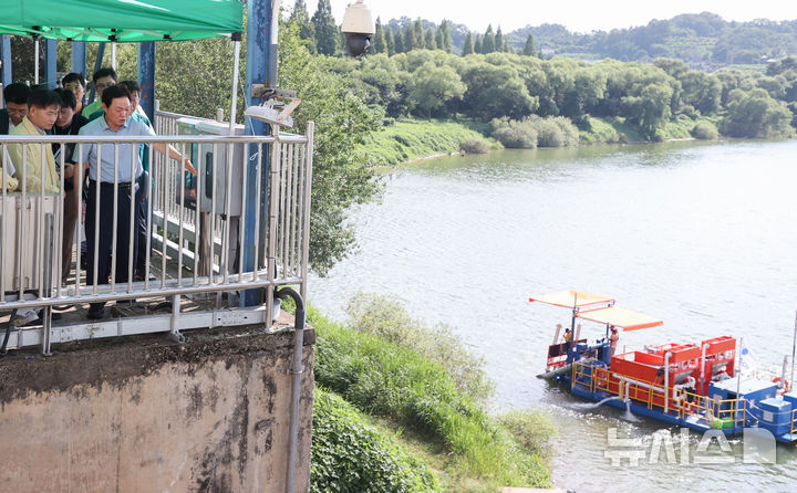 [함안=뉴시스]낙동강 유역인 물금매리, 칠서 지점에 조류경보 ‘경계’ 단계가 발령된 가운데 박완수 경남도지사가 29일 함안 칠서취수장을 찾아 녹조 대응 상황을 점검하고 있다.(사진=경남도 제공) 2025.08.29. photo@newsis.com