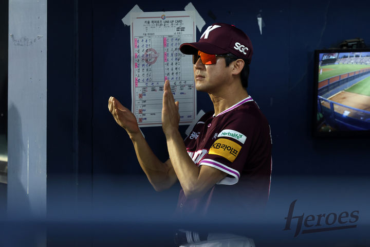 [서울=뉴시스]프로야구 키움 히어로즈의 설종진 감독대행이 29일 잠실구장에서 벌어진 2025 신한 쏠뱅크 KBO리그 LG 트윈스와의 경기를 바라보며 박수치고 있다. (사진=키움 히어로즈 제공) 2025.08.29. photo@newsis.com *재판매 및 DB 금지