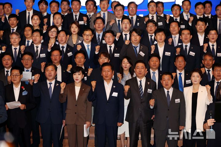 [인천=뉴시스] 조성봉 기자 = 정청래 더불어민주당 대표와 김병기 원내대표를 비롯한 의원들이 29일 인천 중구 파라다이스시티 컨벤션센터 그랜드볼룸에서 열린 2025년 정기국회 대비 민주당 국회의원 워크숍에서 결의문 낭독을 마치고 구호를 외치고 있다. 2025.08.29. suncho21@newsis.com