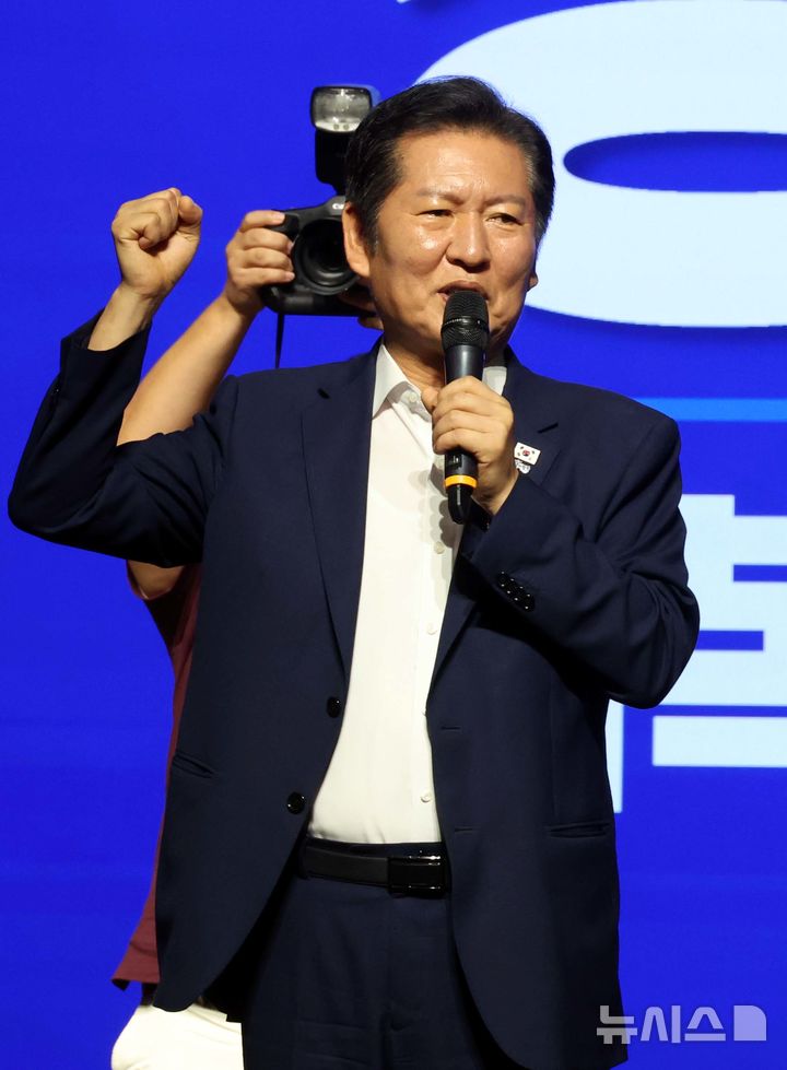 [인천=뉴시스] 조성봉 기자 = 정청래 더불어민주당 대표가 29일 인천 중구 파라다이스시티 컨벤션센터 그랜드볼룸에서 열린 2025년 정기국회 대비 민주당 국회의원 워크숍에서 '똘똘 뭉치자' 구호를 외치고 있다. 2025.08.29. suncho21@newsis.com