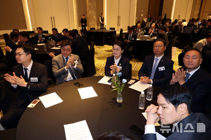 [인천=뉴시스] 조성봉 기자 = 29일 인천 중구 파라다이스시티 컨벤션센터 그랜드볼룸에서 열린 2025년 정기국회 대비 민주당 국회의원 워크숍에서 의원들이 정청래 대표의 발언에 박수를 치고 있다. 2025.08.29. suncho21@newsis.com