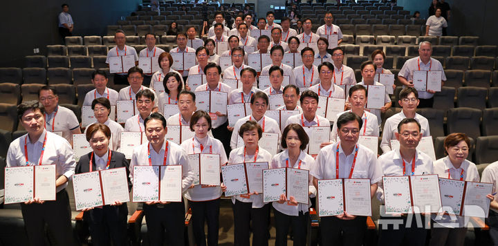 [인천=뉴시스] 김금보 기자 = 장동혁 국민의힘 대표를 비롯한 의원들이 29일 오전 인천 중구 인천국제공항공사 항공교육원에서 열린 2025 국민의힘 국회의원 연찬회에서 직접 작성한 국민께 드리는 손편지를 들고 기념촬영을 하고 있다. 2025.08.29. kgb@newsis.com