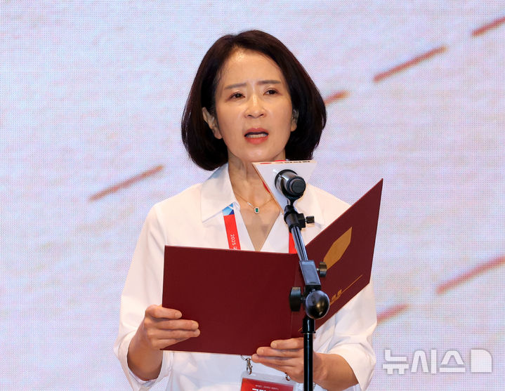 [인천=뉴시스] 김금보 기자 = 최수진 국민의힘 의원이 29일 오전 인천 중구 인천국제공항공사 항공교육원에서 열린 2025 국민의힘 국회의원 연찬회에서 직접 작성한 국민께 드리는 손편지를 낭독하고 있다. 2025.08.29. kgb@newsis.com