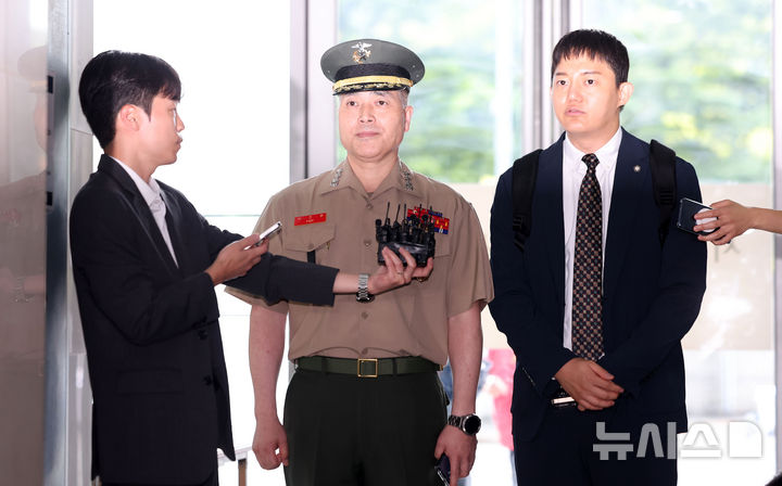 [서울=뉴시스] 김선웅 기자 = 해병대 수사단장 박정훈 대령이 29일 서울 서초구 소재 순직해병 특검에 참고인 신분 조사를 받기 위해 출석하고 있다. 2025.08.29. mangusta@newsis.com