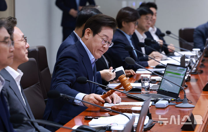 [서울=뉴시스] 고범준 기자 = 이재명 대통령이 29일 서울 용산 대통령실 청사에서 열린 제39회 국무회의(임시)에서 의사봉을 두드리고 있다. (대통령실통신사진기자단) 2025.08.29. bjko@newsis.com
