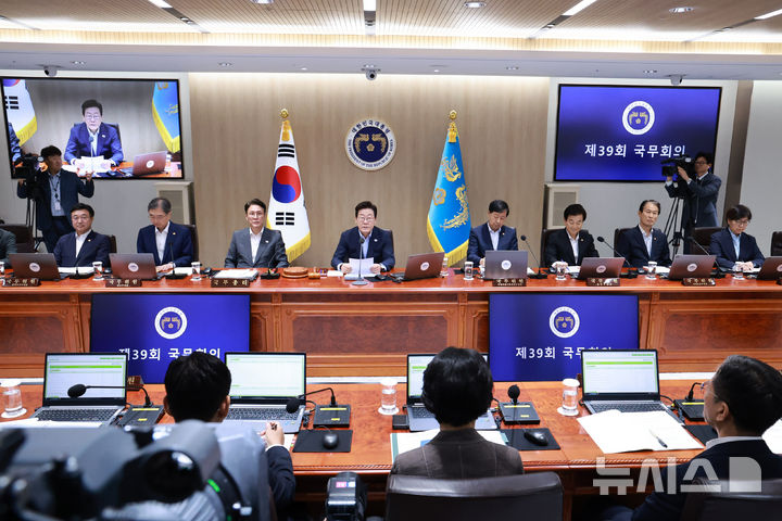 [서울=뉴시스] 고범준 기자 = 이재명 대통령이 29일 서울 용산 대통령실 청사에서 열린 제39회 국무회의(임시)에서 발언하고 있다. (대통령실통신사진기자단) 2025.08.29. bjko@newsis.com
