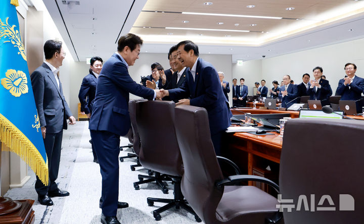 [서울=뉴시스] 고범준 기자 = 이재명 대통령이 29일 서울 용산 대통령실 청사에서 열린 제39회 국무회의(임시)에서 구윤철 경제부총리 겸 기획재정부 장관과 악수하며 입장하고 있다. (대통령실통신사진기자단) 2025.08.29. bjko@newsis.com