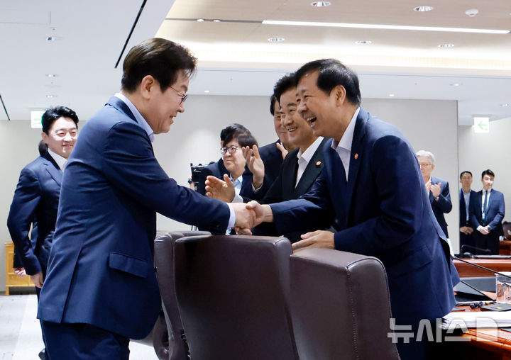 [서울=뉴시스] 고범준 기자 = 이재명 대통령이 29일 서울 용산 대통령실 청사에서 열린 제39회 국무회의(임시)에서 구윤철 경제부총리 겸 기획재정부 장관과 악수하며 입장하고 있다. (대통령실통신사진기자단) 2025.08.29. bjko@newsis.com