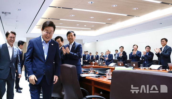 [서울=뉴시스] 고범준 기자 = 이재명 대통령이 29일 서울 용산 대통령실 청사에서 열린 제39회 국무회의(임시)에서 국무위원들의 기립박수를 받으며 입장하고 있다. (대통령실통신사진기자단) 2025.08.29. bjko@newsis.com