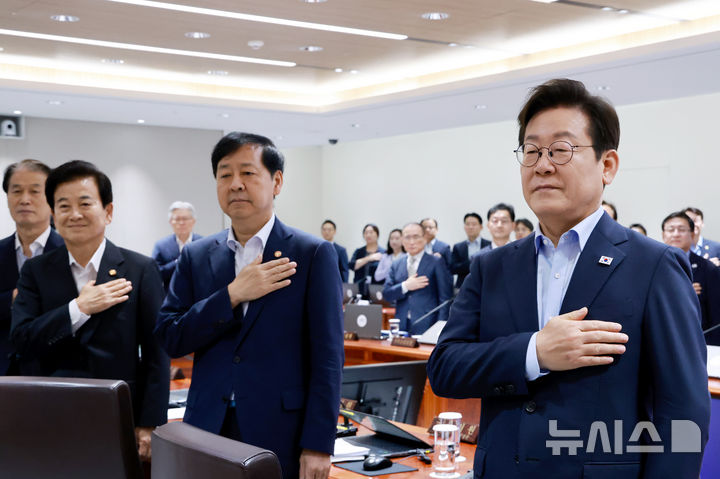 [서울=뉴시스] 고범준 기자 = 이재명 대통령이 29일 서울 용산 대통령실 청사에서 열린 제39회 국무회의(임시)에서 국민의례를 하고 있다. (대통령실통신사진기자단) 2025.08.29. bjko@newsis.com