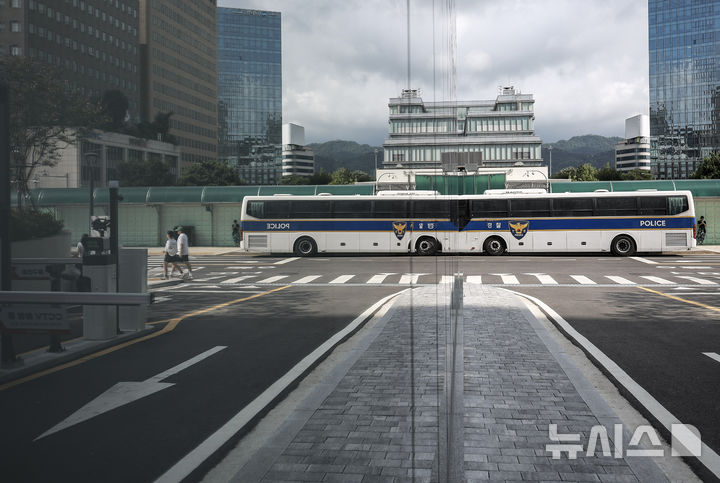 [서울=뉴시스] 정병혁 기자 = 29일 서울 종로구 김건희 특검팀(특별검사 민중기) 사무실 앞에서 시민들이 이동하고 있다. 김건희 특검팀은 이날 특정범죄가중처벌법상 알선수재, 자본시장법 및 정치자금법 위반 혐의로 김건희 여사를 서울중앙지법에 구속 기소했다고 밝혔다. 2025.08.29. jhope@newsis.com