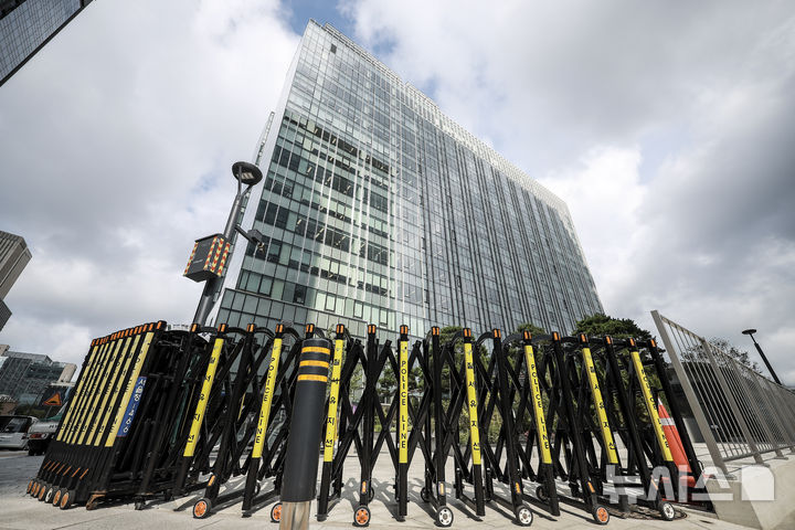 [서울=뉴시스] 정병혁 기자 = 지난달 29일 서울 종로구 김건희 특검팀(특별검사 민중기) 사무실 앞에 경찰 질서유지선이 설치되어 있다. 김건희 특검팀은 이날 특정범죄가중처벌법상 알선수재, 자본시장법 및 정치자금법 위반 혐의로 김건희 여사를 서울중앙지법에 구속 기소했다고 밝혔다. 2025.09.21. jhope@newsis.com