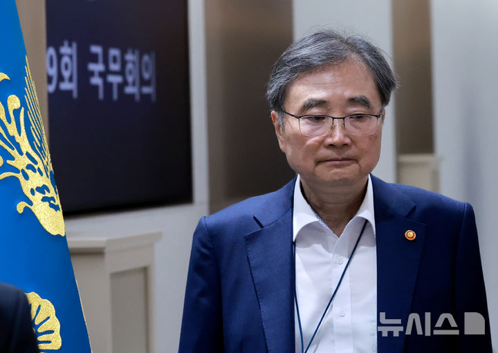 [서울=뉴시스] 고범준 기자 = 조현 외교부 장관이 29일 서울 용산 대통령실 청사에서 열린 제39회 국무회의(임시)에 입장하고 있다. (대통령실통신사진기자단) 2025.08.31. bjko@newsis.com