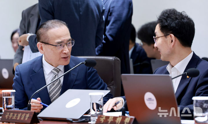 [서울=뉴시스] 고범준 기자 = 위성락 안보실장과 윤창렬 국무조정실장이 29일 서울 용산 대통령실 청사에서 열린 제39회 국무회의(임시)에서 대화를 하고 있다. (대통령실통신사진기자단) 2025.08.29. bjko@newsis.com