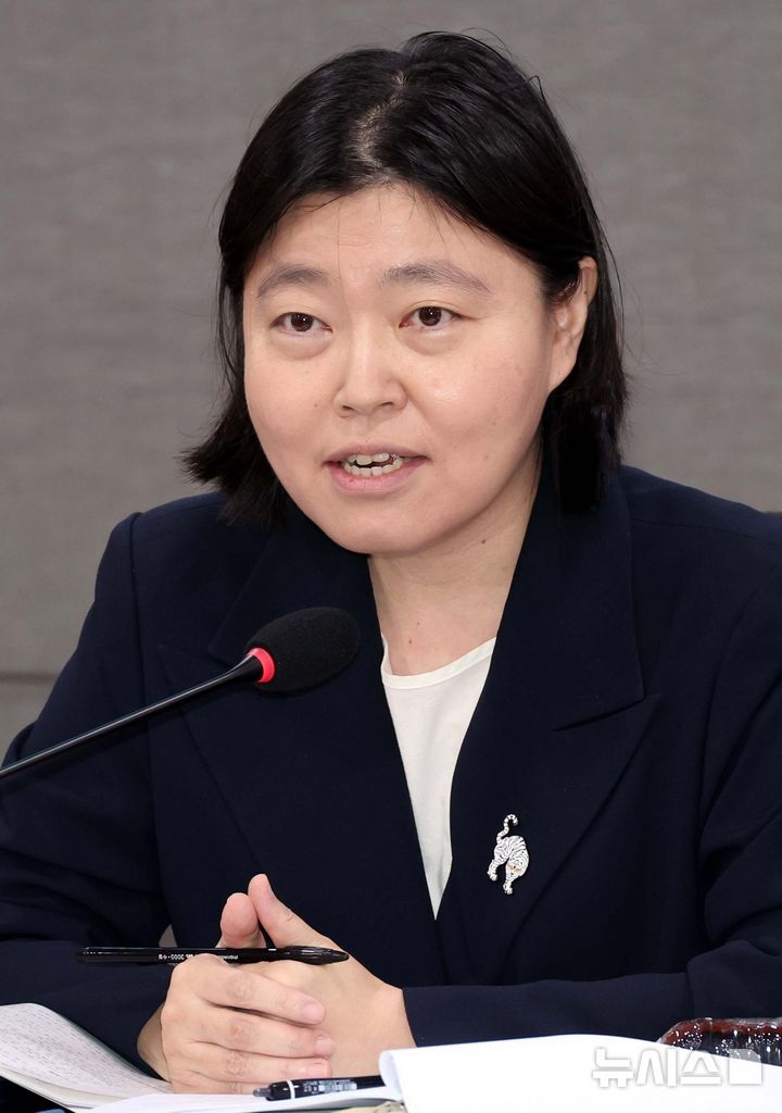 [서울=뉴시스] 조성봉 기자 = 임은정 서울동부지방검찰청 검사장이 29일 서울 여의도 국회 의원회관 간담회의실에서 열린 '검찰개혁의 쟁점은 무엇인가? 국민이 바라는 검찰개혁의 속도와 방향' 검찰개혁 긴급 공청회에서 발언을 하고 있다. 2025.08.29. suncho21@newsis.com