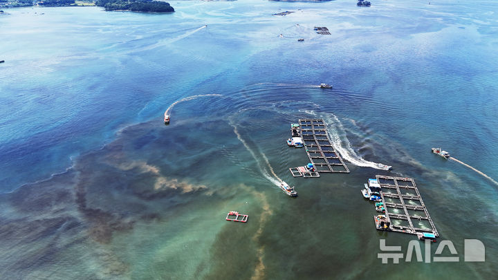 [남해=뉴시스] 차용현 기자 = 29일 경남 남해군 고현면 차면마을 인근 해안에 적조가 밀려와 어선들이 방제 작업을 펼치고 있다. 2025.08.29. con@newsis.com