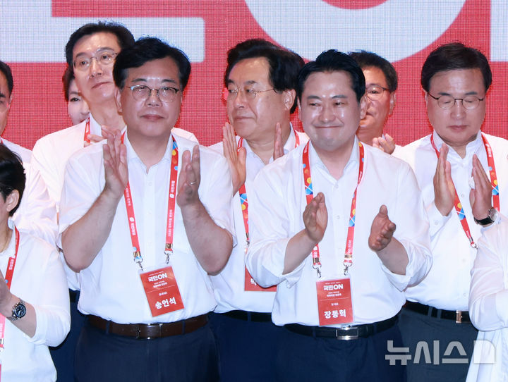 [인천=뉴시스] 김금보 기자 = 장동혁 국민의힘 대표와 송언석 원내대표가 29일 오전 인천 중구 인천국제공항공사 항공교육원에서 열린 2025 국민의힘 국회의원 연찬회에서 결의문 발표를 마친 후 박수를 치고 있다. 2025.08.29. kgb@newsis.com