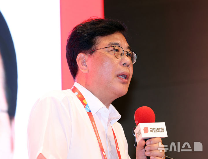 [인천=뉴시스] 김금보 기자 = 송언석 국민의힘 원내대표가 지난달 29일 오전 인천 중구 인천국제공항공사 항공교육원에서 열린 2025 국민의힘 국회의원 연찬회에서 마무리 발언을 하고 있다. 2025.08.29. kgb@newsis.com