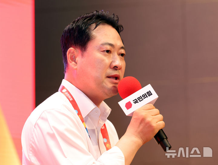 [인천=뉴시스] 김금보 기자 = 장동혁 국민의힘 대표가 29일 오전 인천 중구 인천국제공항공사 항공교육원에서 열린 2025 국민의힘 국회의원 연찬회에서 마무리 발언을 하고 있다. 2025.08.29. kgb@newsis.com