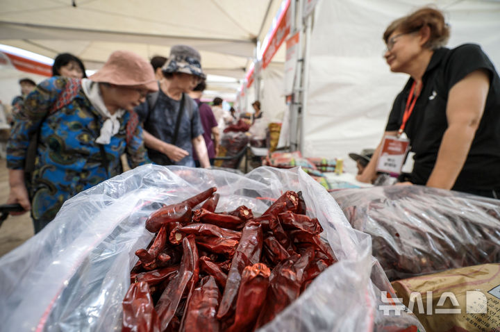 [서울=뉴시스] 정병혁 기자 = 29일 서울 중구 서울광장에서 열린 2025 영양고추 핫 페스티벌을 찾은 시민들이 참가 농가의 고추를 살펴보고 있다. 2025.08.29. jhope@newsis.com
