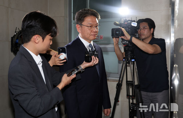 [서울=뉴시스] 김선웅 기자 = 이시원 전 대통령실 공직기강비서관이 29일 서울 서초구 소재 순직해병 특검에서 진행되는 피의자 조사에 출석하고 있다. 2025.08.29. mangusta@newsis.com