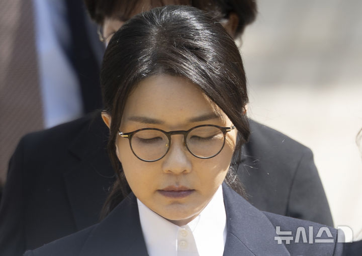 김건희 '지위 영리추구' 유죄에…'매관매직·통일교 집단입당' 재판에 영향