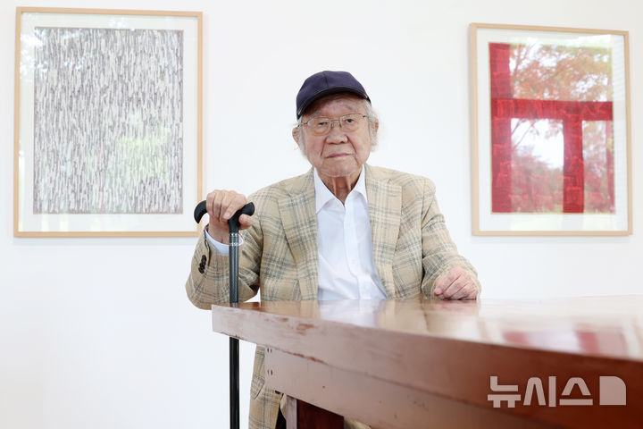[파주=뉴시스] 박진희 기자 = 29일 하종현 화백이 하종현아트센터에서 포즈를 취했다. 2025.08.29. pak7130@newsis.com