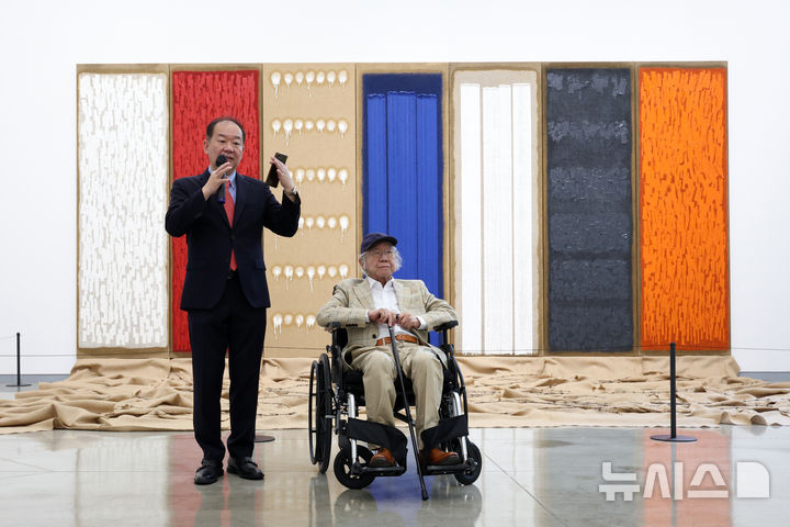 [파주=뉴시스] 박진희 기자 = 29일 하윤 하종현예술문화재단 이사장과 하종현 화백이 파주 ‘하종현 아트센터’에서 인사말을 하고 있다. 2025.08.29. pak7130@newsis.com