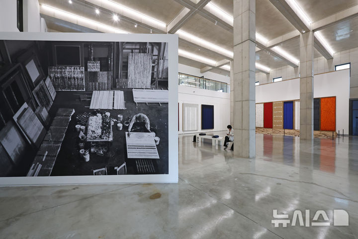 [파주=뉴시스] 박진희 기자 = 한국 모더니즘의 선구자 하종현의 예술세계를 총망라한 ‘하종현 아트센터’가 파주시 문발동에 다음달 1일 개관한다. 2025.08.29. pak7130@newsis.com