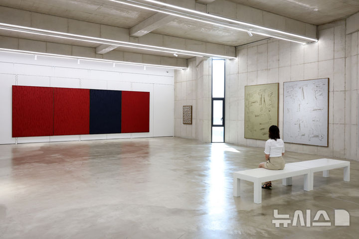 [파주=뉴시스] 박진희 기자 = 한국 모더니즘의 선구자 하종현의 예술세계를 총망라한 ‘하종현 아트센터’가 파주시 문발동에 다음달 1일 개관한다. 이번 개관을 통해 하종현 아트센터는 미술 안팎의 역사를 작업으로 승화시키며 한국 현대미술의 흐름을 만들어온 작가의 행보에 경의를 표하며, 1960년대부터 실천해온 예술 철학과 실험 정신을 담은 작품들을 전관에 걸쳐 선보인다. 2025.08.29. pak7130@newsis.com